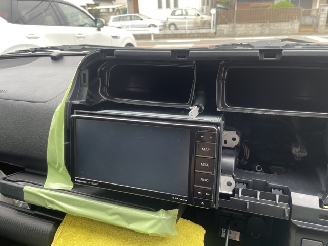 まずはウーファーの信号をとるためにナビ外しです。