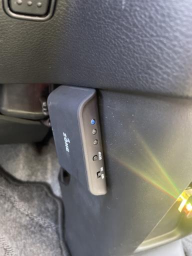 ドライブレコーダーにお勧めのオプション、iZONE V8はGPSにより駐車監視の不要な場所をボタン1つで登録できる便利なアイテムです。
例えば「自宅で駐車監視は不要かな」という場合には自宅で登録ボタンを押すだけで以降は駐車監視しない用にできるので不要なバッテリー消費を抑えることが可能です。
またボタンを2度押しすれば10分だけ駐車監視を行うタイマーポイントとして登録も可能で登録地点数は50地点可能です。