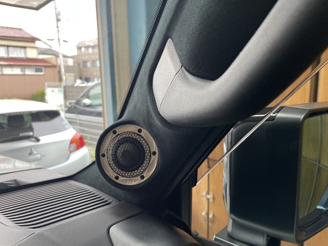 ツィーターはAピラーマウントを作成させて頂きBLAMのシグネチャーシリーズのMultix Barrelの取付して
ドアスピーカーは同じくMultix Barrel MB 6Pを使用させて頂きました。